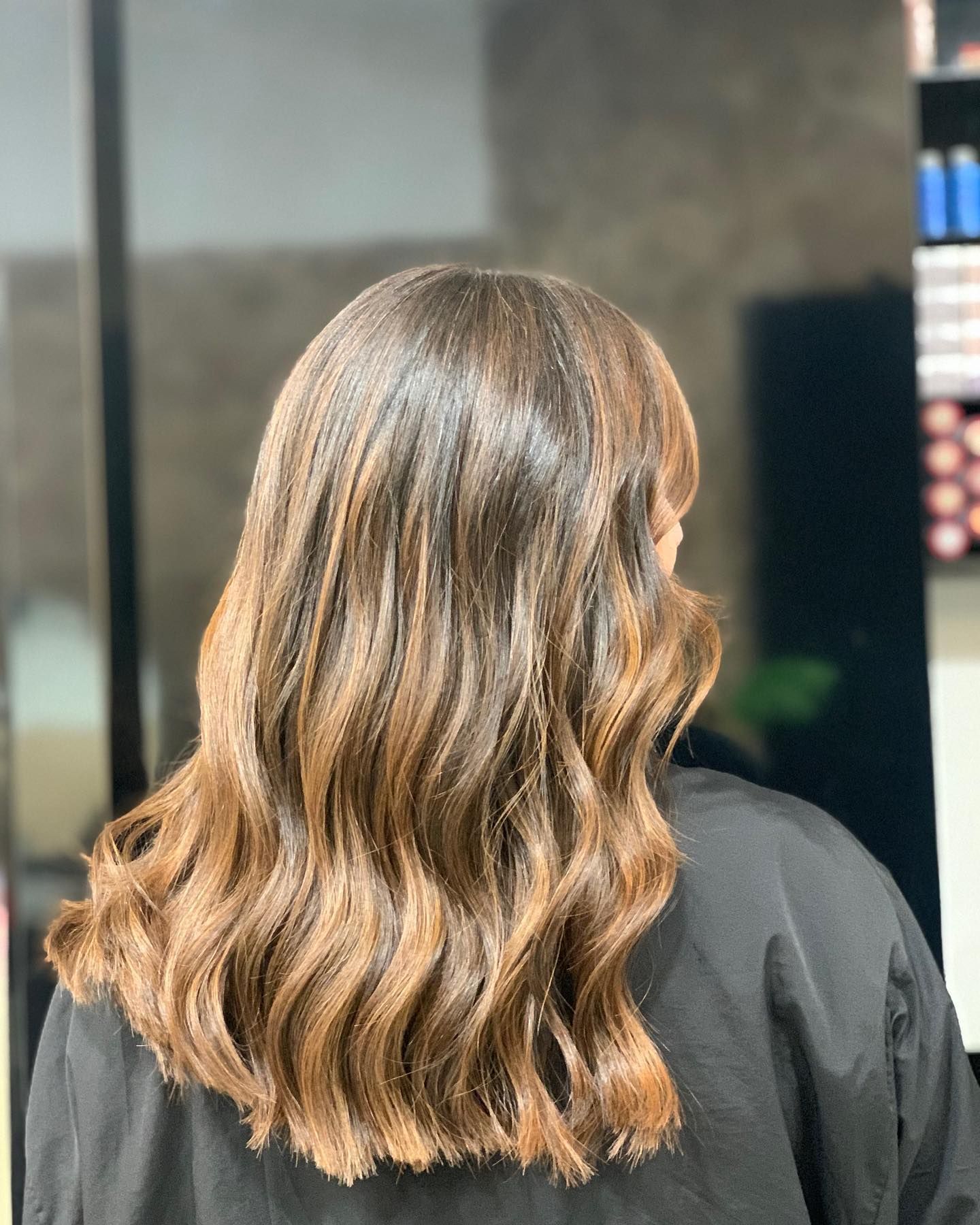 Ragazza con colore color nocciola