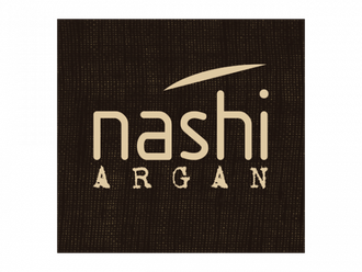 Logo Nashi Argan su sfondo marrone scuro testurizzato, con testo beige e una linea curva sopra il nome.