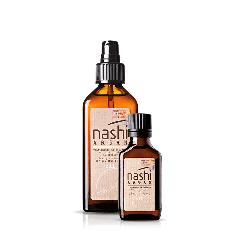 Due bottiglie di olio Nashi Argan, una con ugello spray, entrambe marroni con etichette color crema.