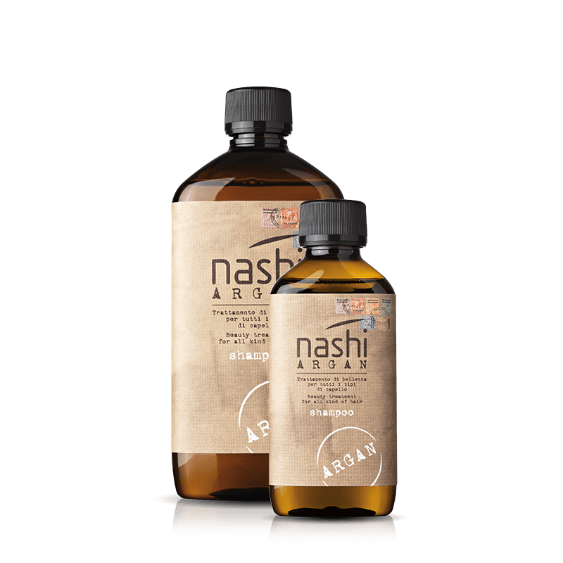 Due bottiglie marroni di shampoo Nashi Argan su uno sfondo bianco.