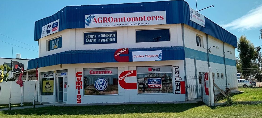 Depósito técnico de repuestos para tractores y camiones con piezas ordenadas