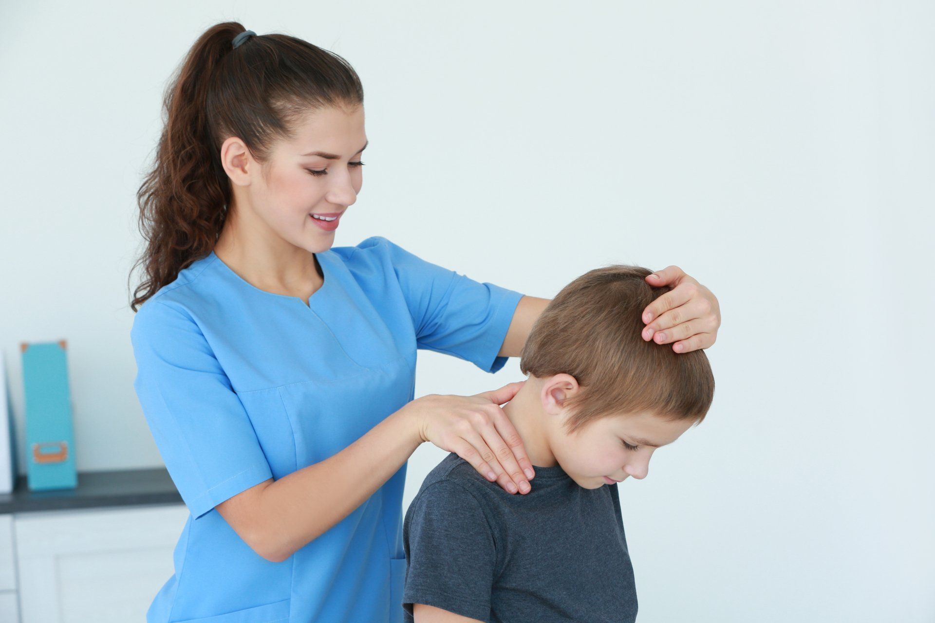Une femme donne un massage à un enfant dans un hôpital.