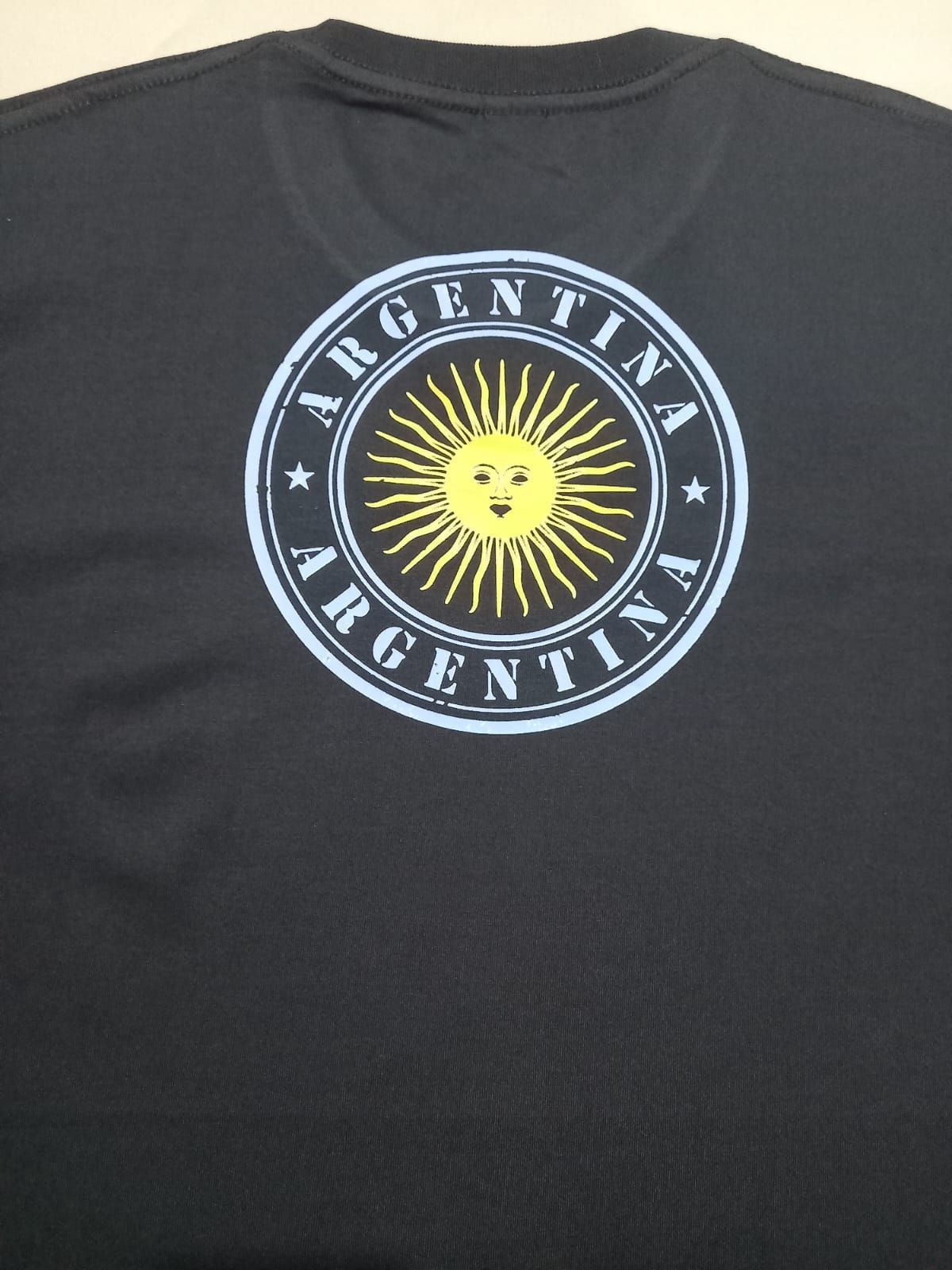 Camiseta azul marino con 