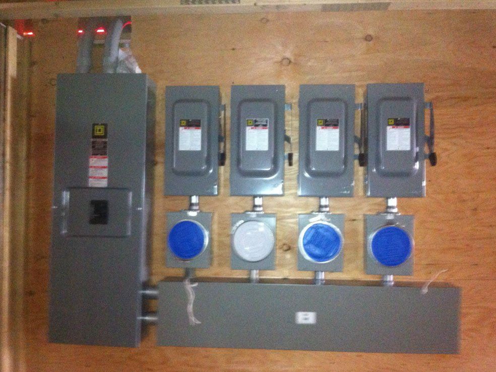 Un tas de boîtes électriques sur un mur en bois