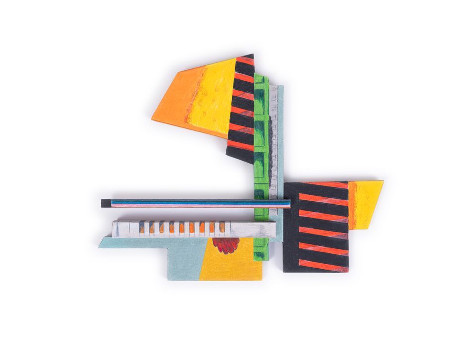 Abstracte sculptuur met geometrische vormen in oranje, geel, zwart en groen.