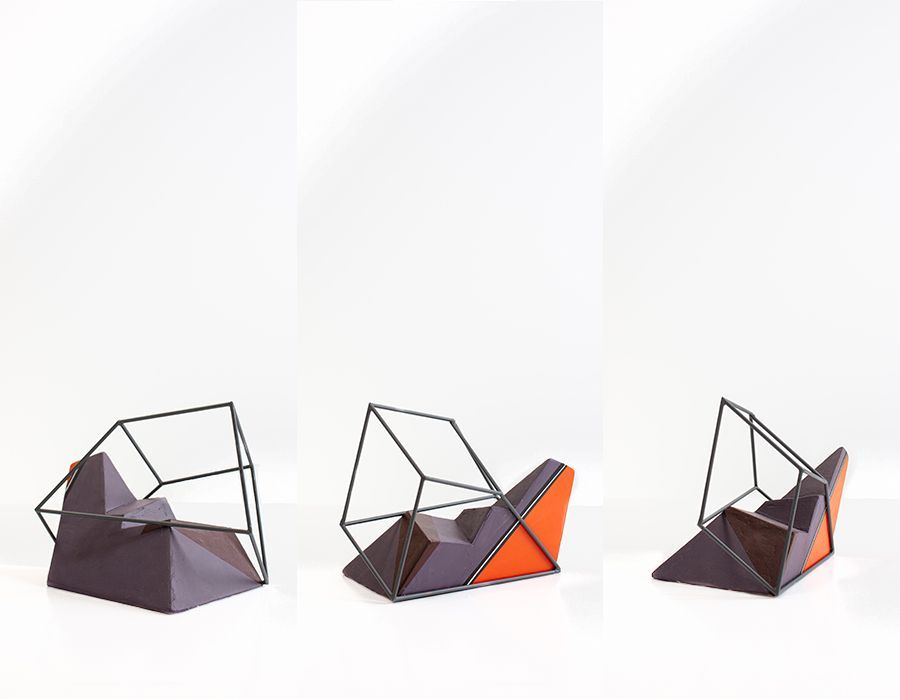 Drie aanzichten van een geometrische stoel met een donkerpaarse voet, oranje accenten en een zwart draadframe.