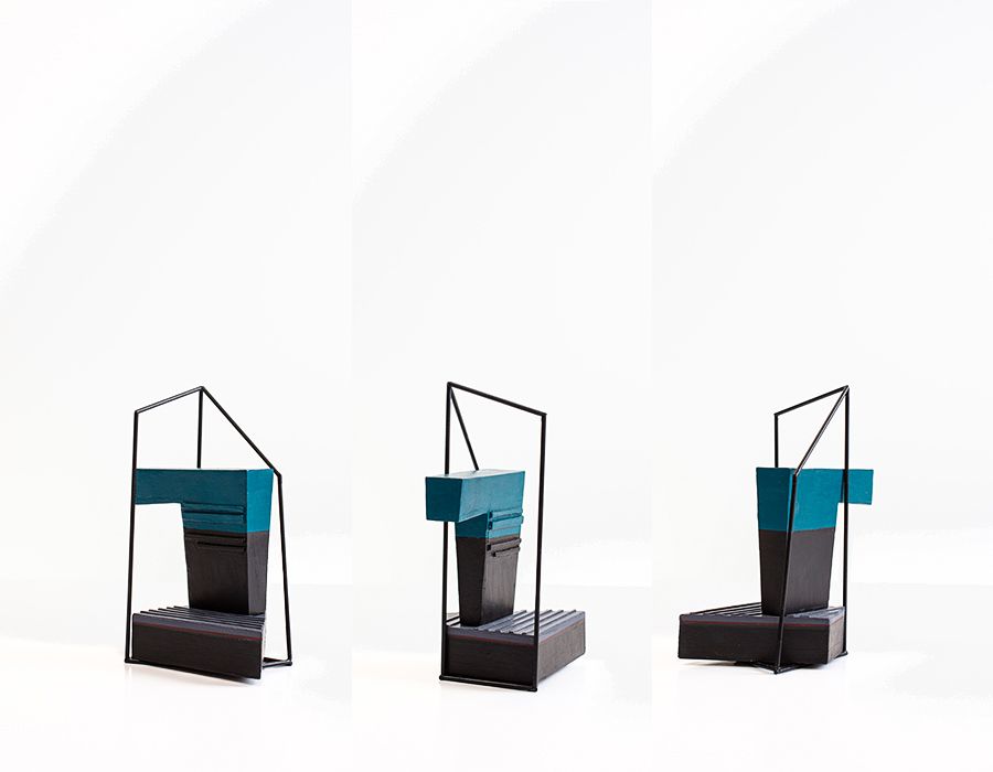 Drie aanzichten van een moderne stoelsculptuur; zwart metalen frame, turquoise en zwarte blokken op een witte achtergrond.
