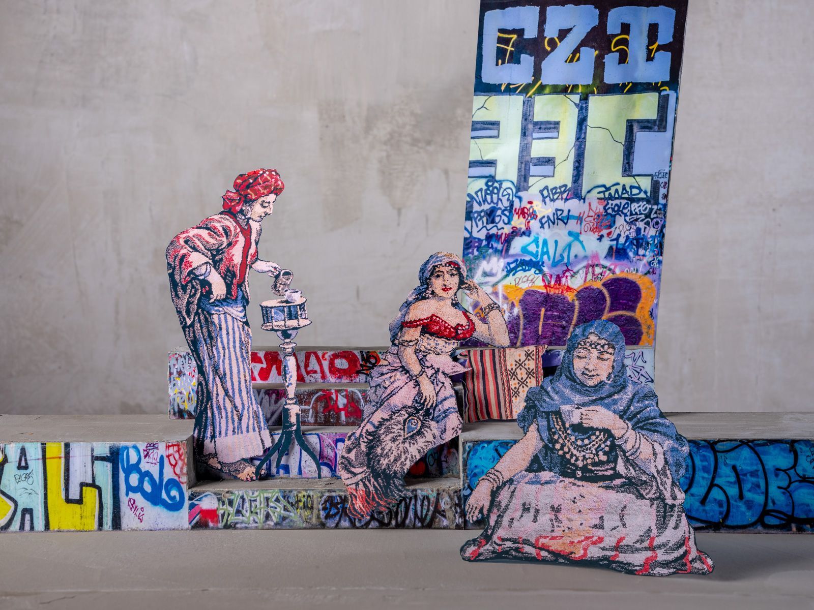 Graffiti-kunst: Figuren in kleding met patronen op trappen van een flatgebouw, met een kleurrijke graffiti-achtergrond.