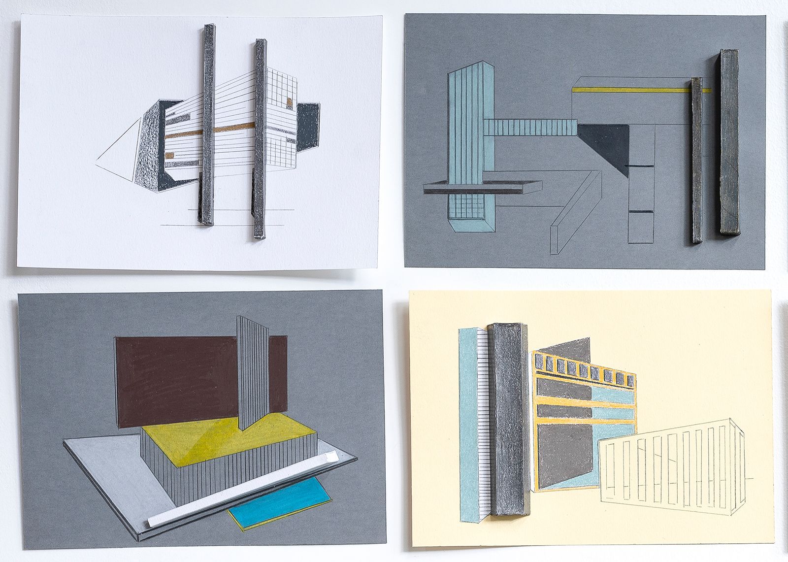 Vier abstracte collages met geometrische vormen en houten stukjes, op verschillend gekleurd papier.