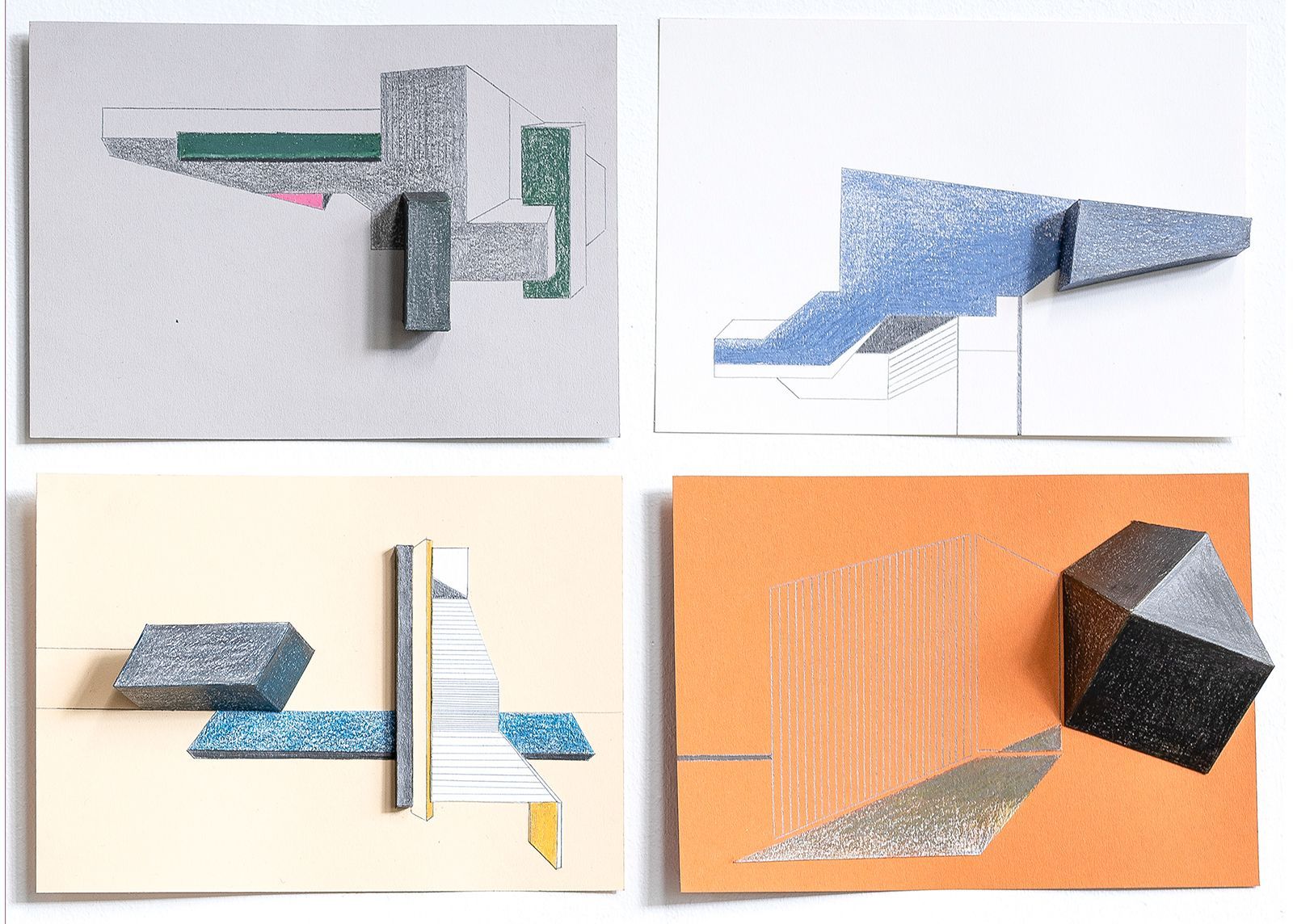 Vier geometrische abstracte composities op papier. Diverse kleuren, waaronder grijs, groen, blauw en oranje, met gestructureerde vormen en lijnen.