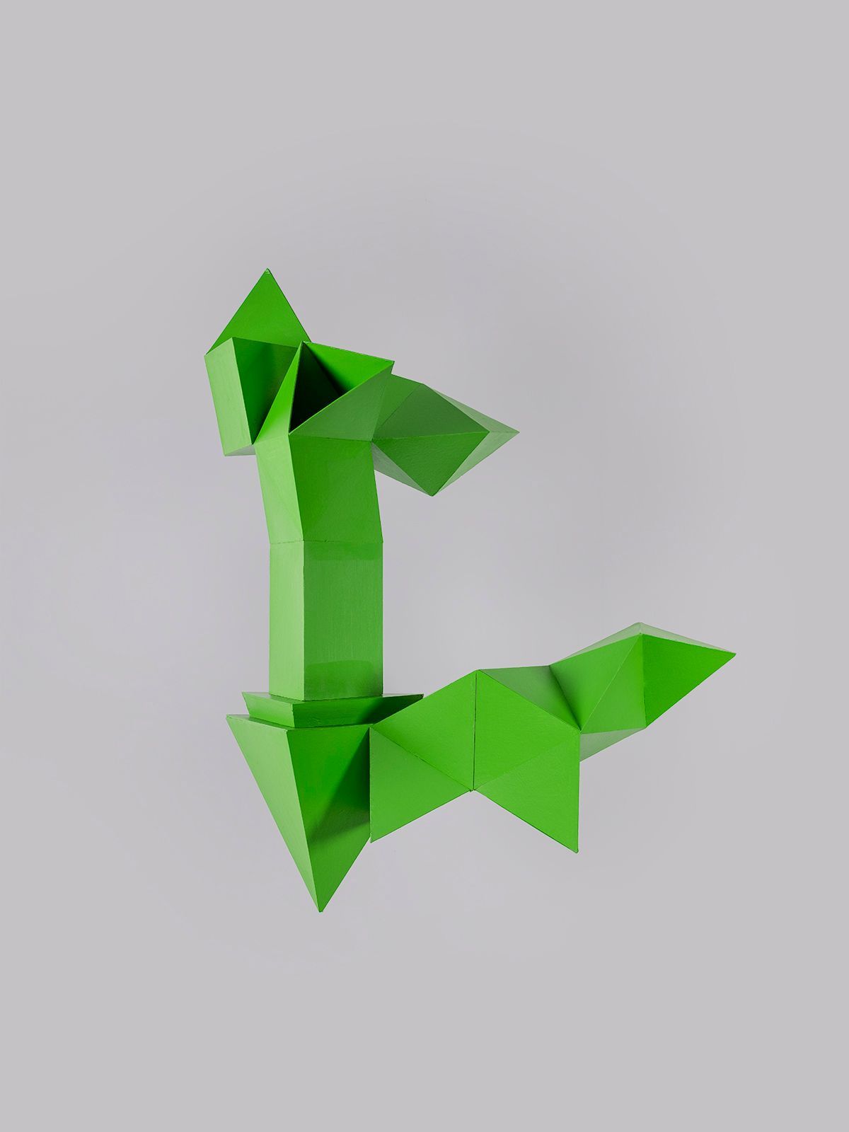 Groene geometrische origami sculptuur.