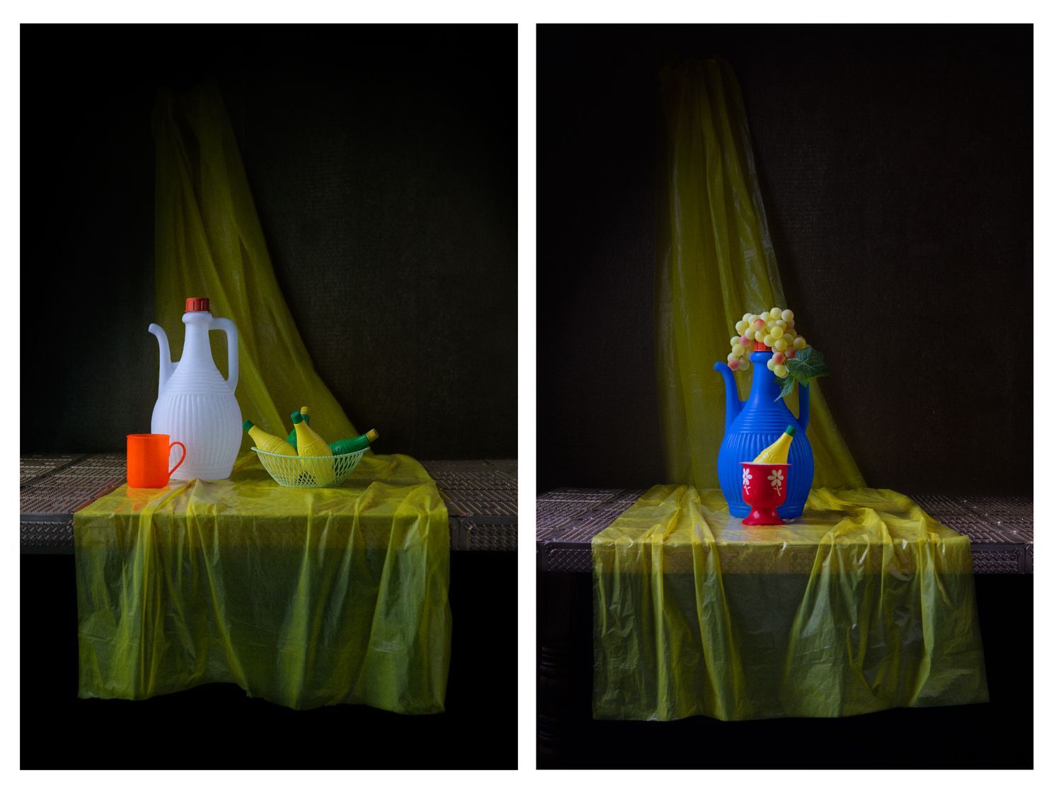 Twee stillevens met een geel laken over een tafel, witte en blauwe kannen, fruit en kopjes.