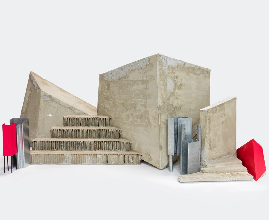 Geometrische vormen en trappen van beton, sommige met metaal, en rode accenten tegen een witte achtergrond.