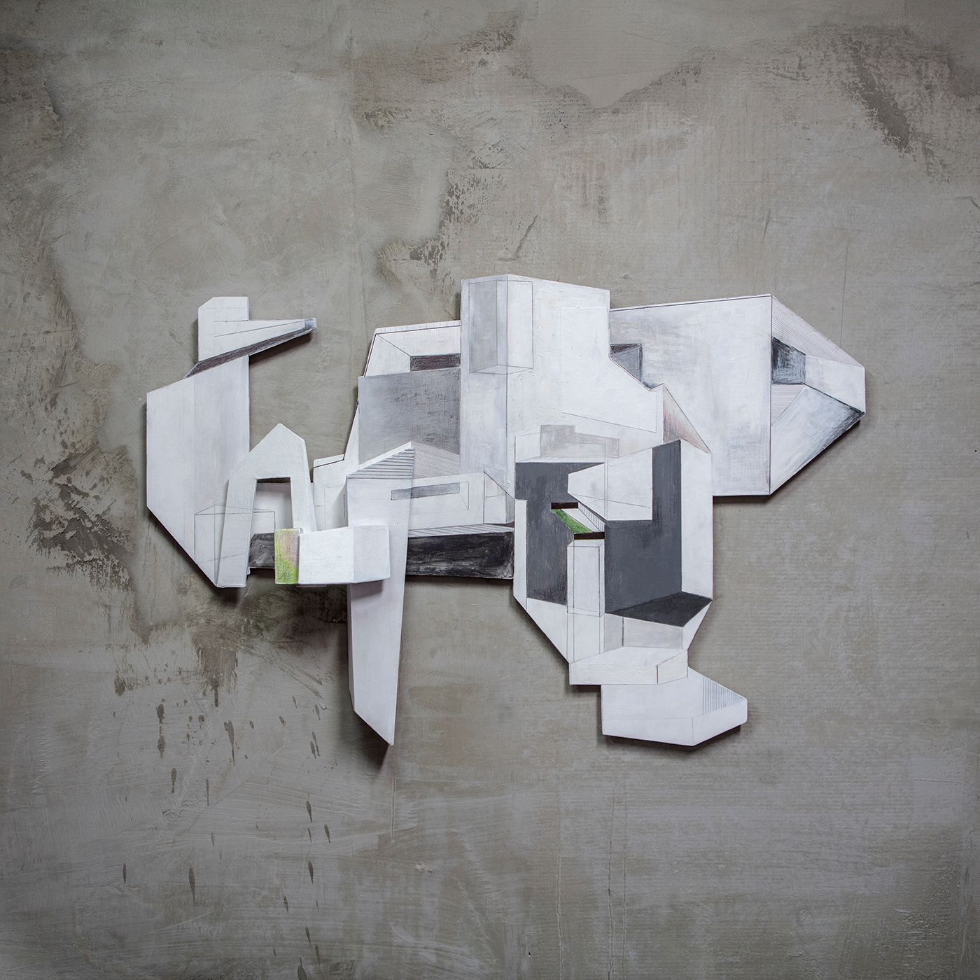 Abstracte witte architectonische vorm tegen een grijze, gestructureerde muur.