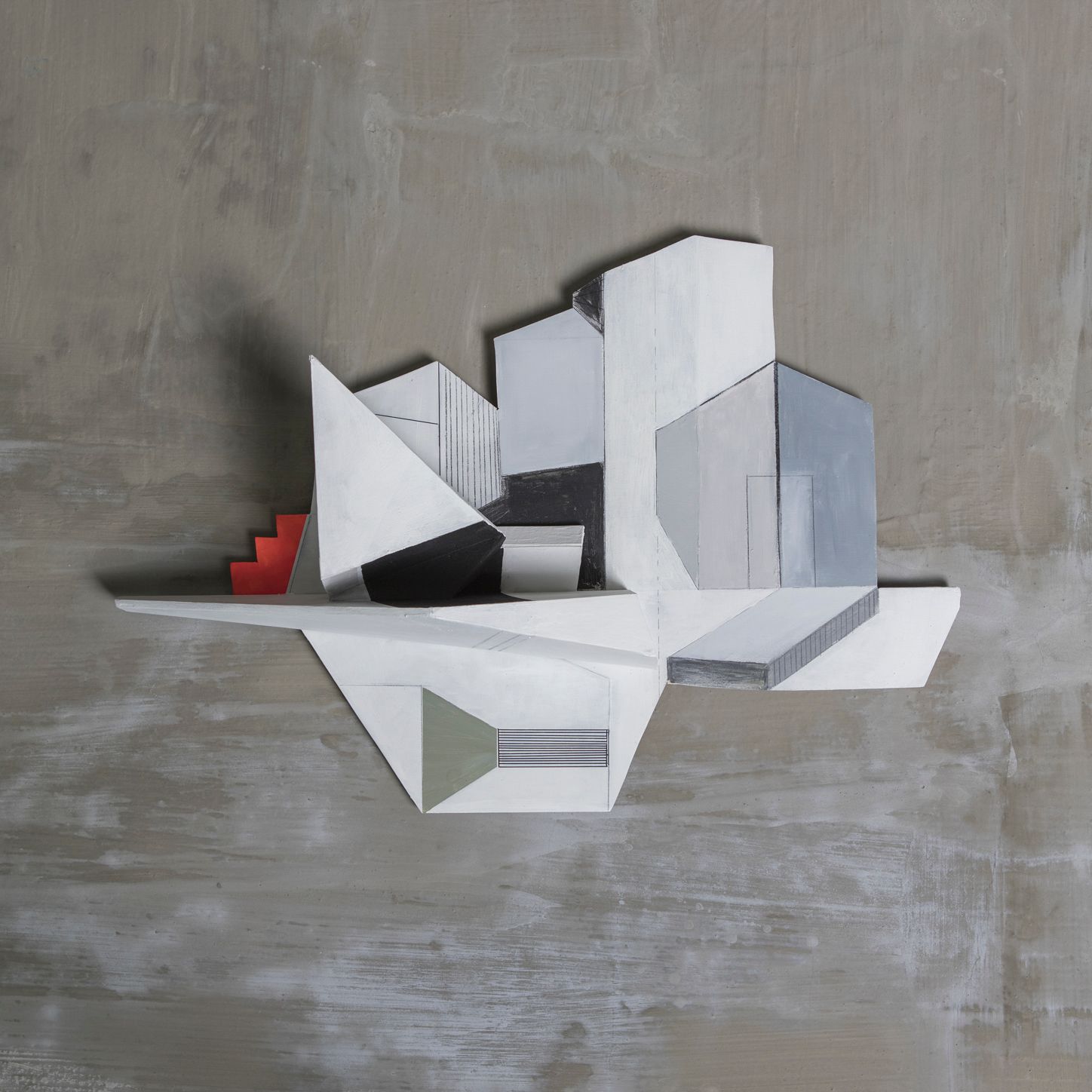 Abstracte geometrische sculptuur met witte, grijze en rode elementen. Op een gestructureerde grijze achtergrond.