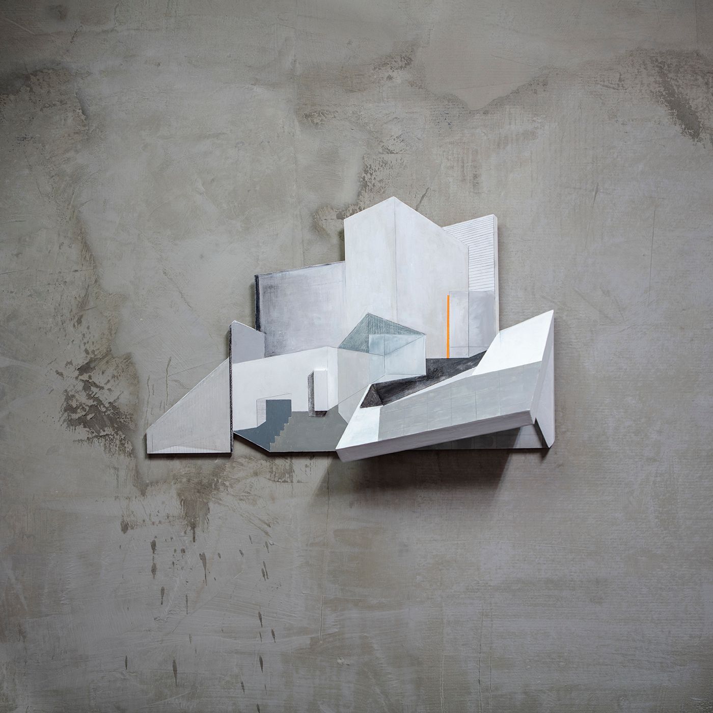 Abstracte, witte en grijze architectonische sculptuur, gemonteerd op een grijze muur.