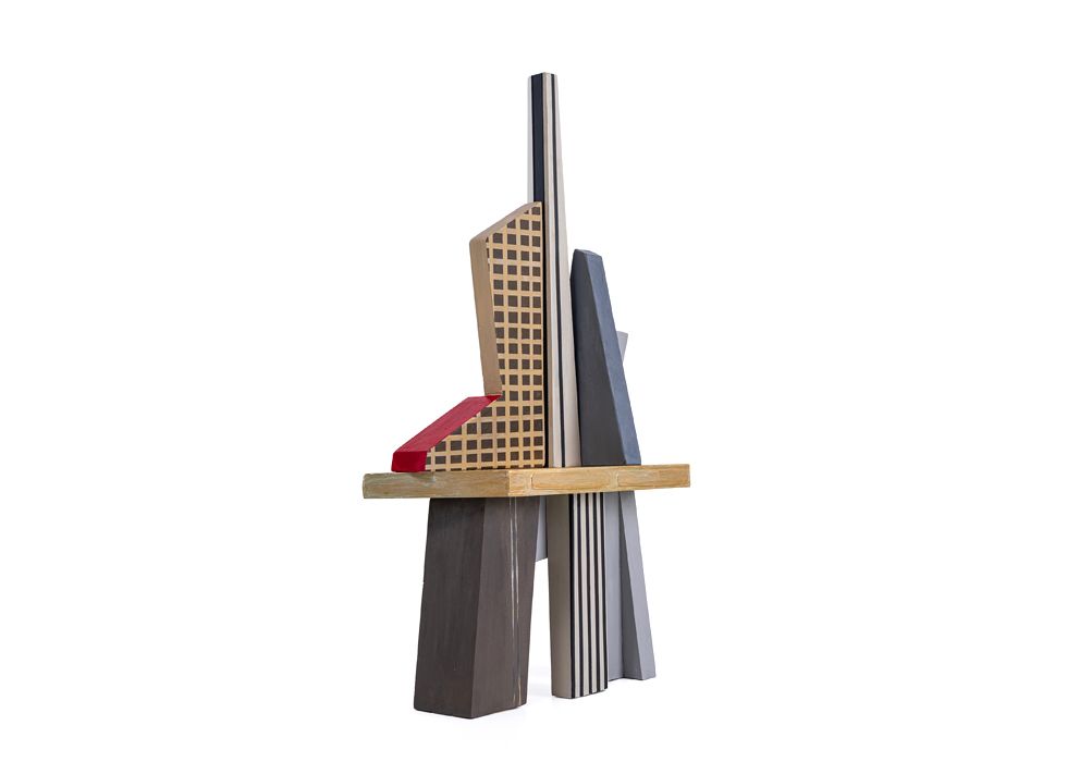 Abstracte sculptuur met geometrische vormen in hout, metaal en rode, beige en grijze tinten.
