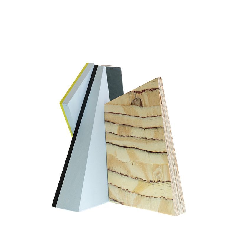 Abstracte sculptuur met geometrische vormen in hout, wit, geel, zwart en grijs.