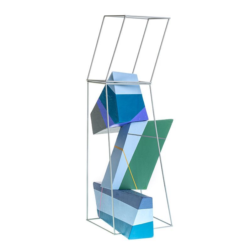 Abstracte sculptuur van geometrische vormen, blauw en groen, in een zilverkleurig draadframe.