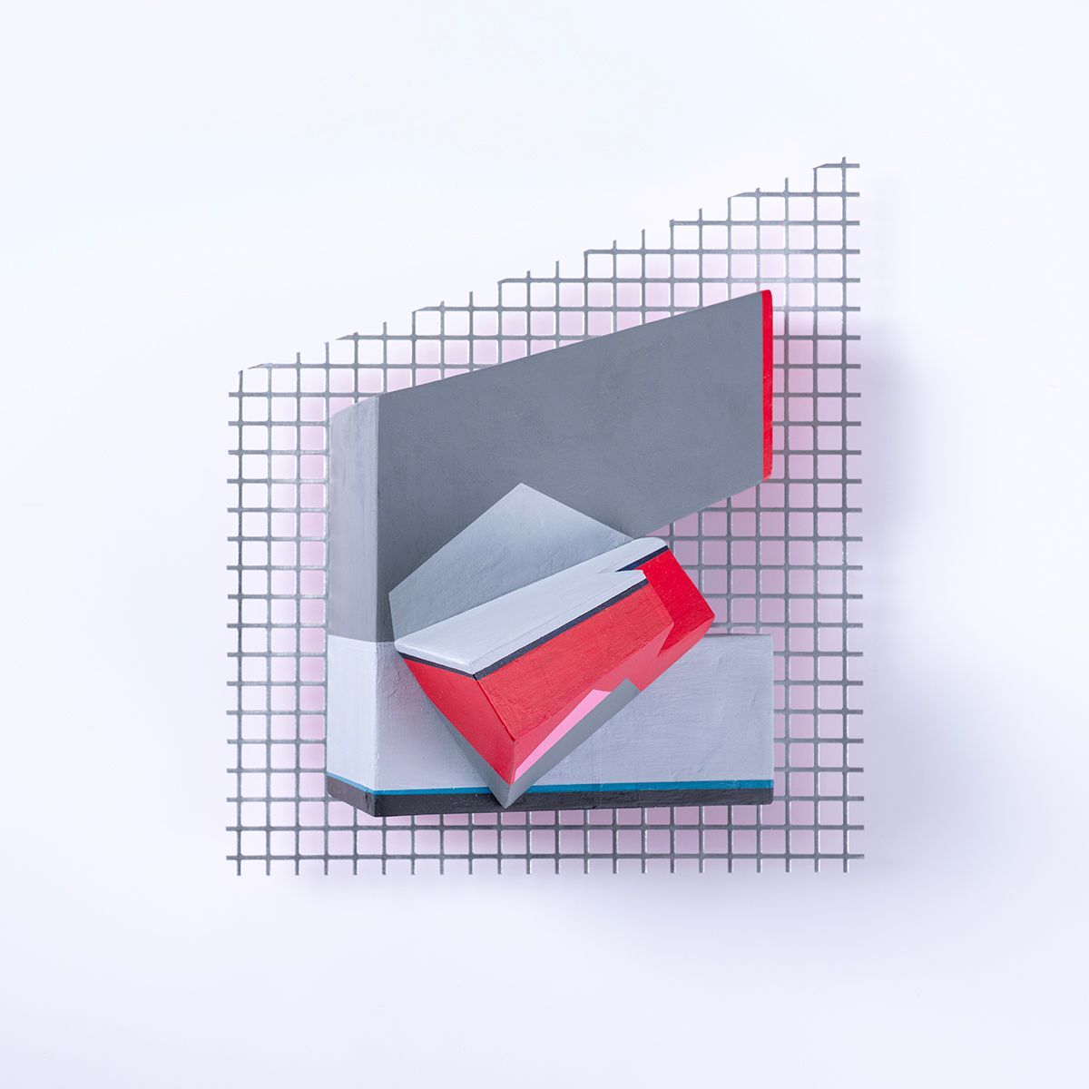 Abstracte 3D-sculptuur in grijs en rood op een raster.