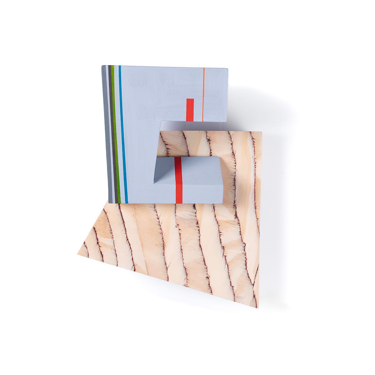 Abstracte geometrische houten sculptuur met geschilderde lijnen.