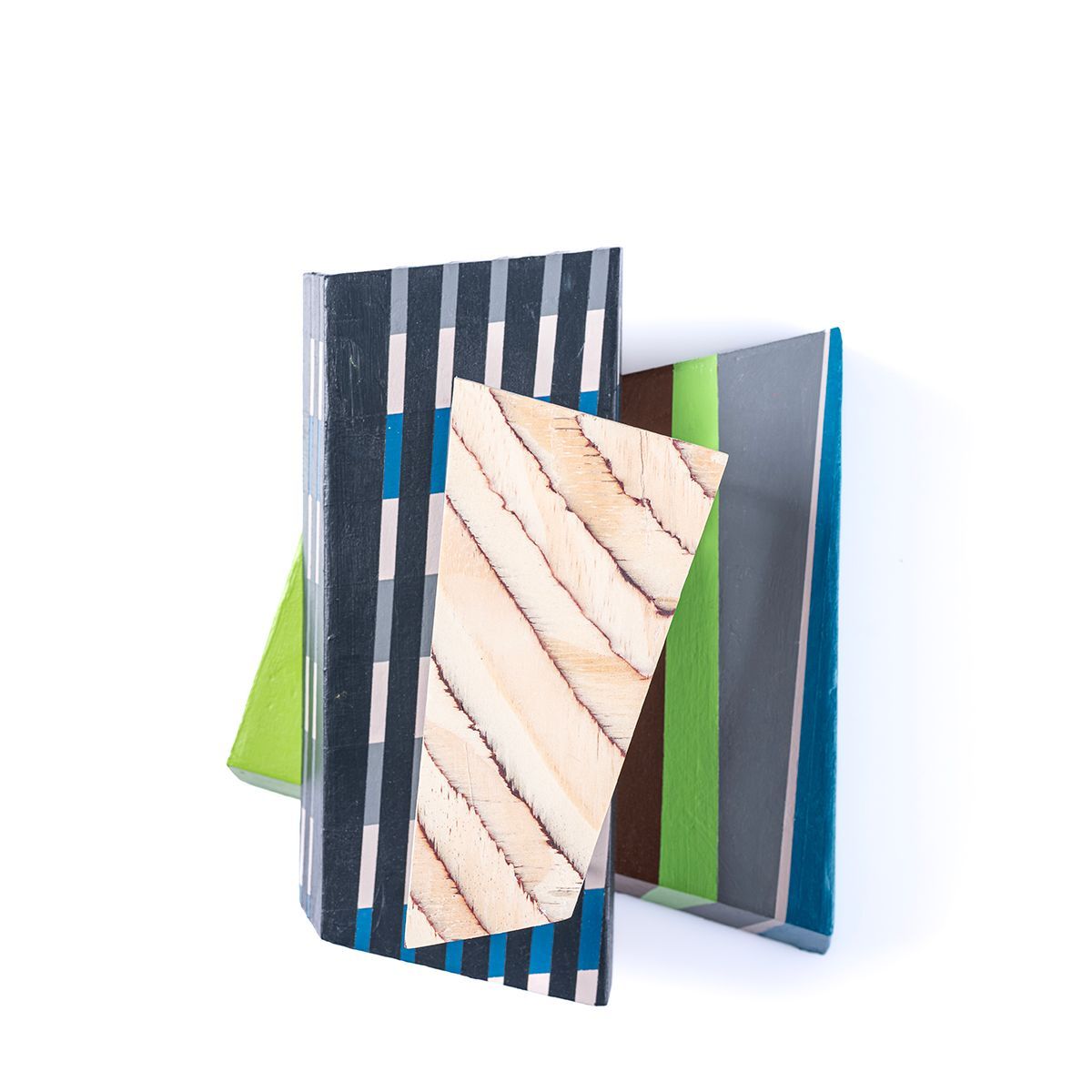 Abstract houten kunstwerk met geschilderde geometrische vormen en kleuren.