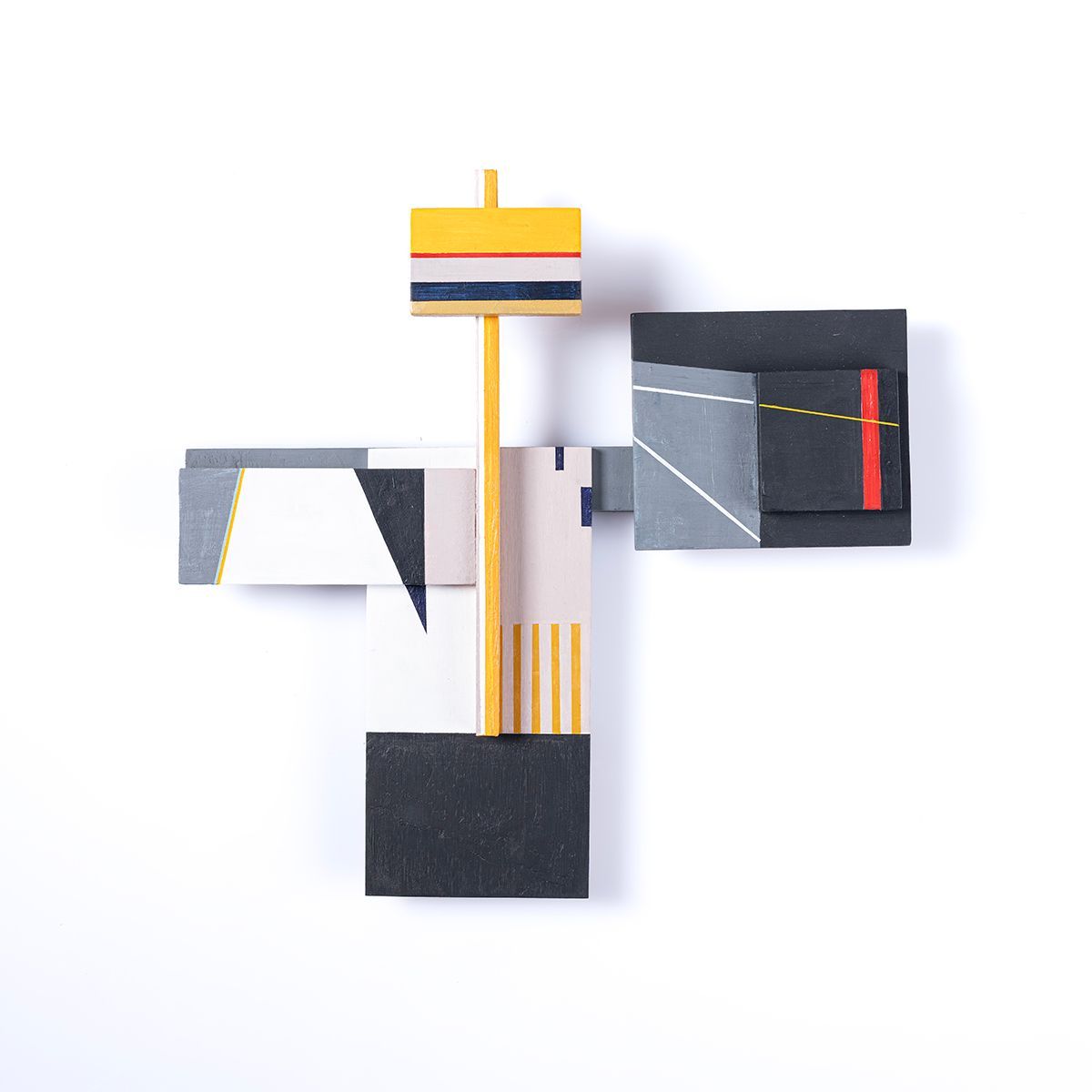 Abstract geometrisch kunstwerk met zwarte, grijze en gele vormen, plus een dunne gouden lijn, tegen een witte achtergrond.