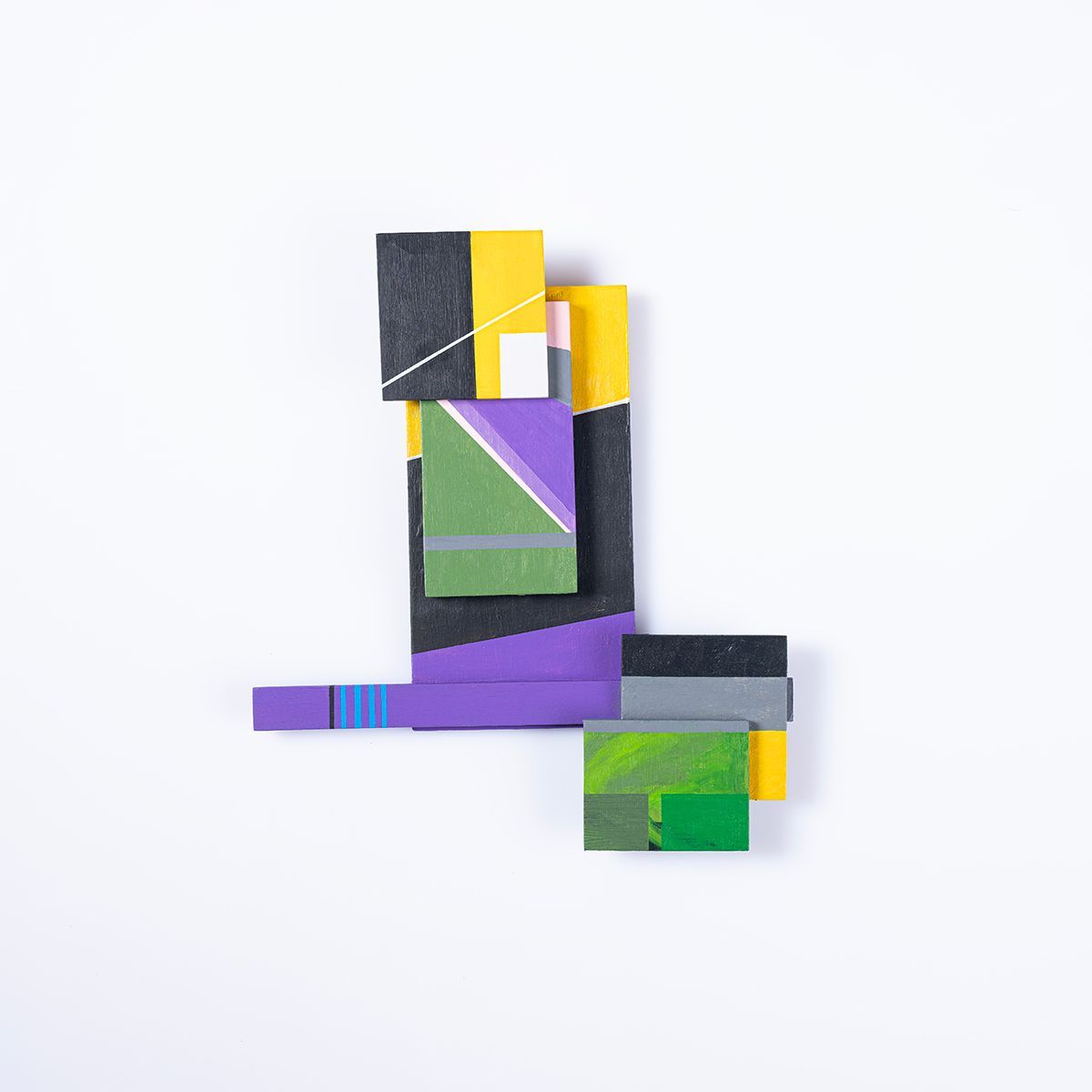 Abstracte kunst met gelaagde geometrische vormen in paars, groen, geel, grijs en zwart op een witte achtergrond.