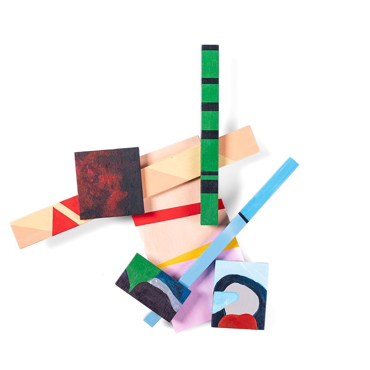 Abstracte sculptuur met geometrische vormen in diverse kleuren, waaronder groen, blauw, roze en rood, op een witte achtergrond.