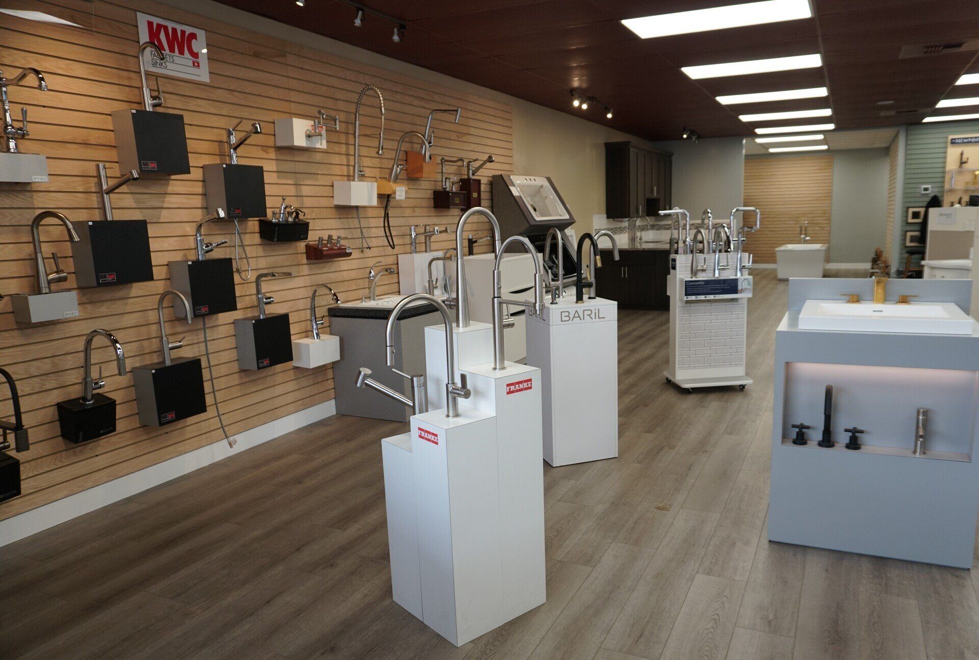 A bathroom showroom filled with lots of sinks and faucets