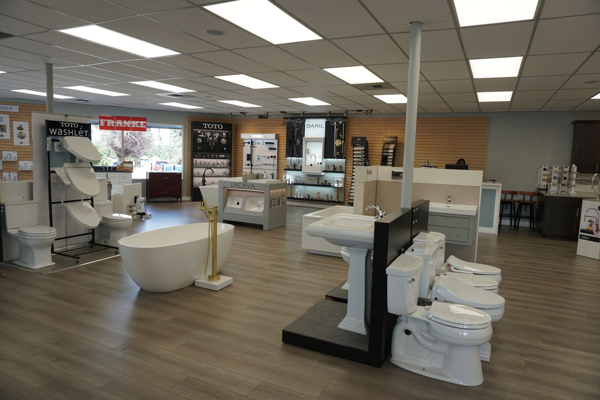 A bathroom showroom filled with lots of toilets , sinks , and bathtubs.