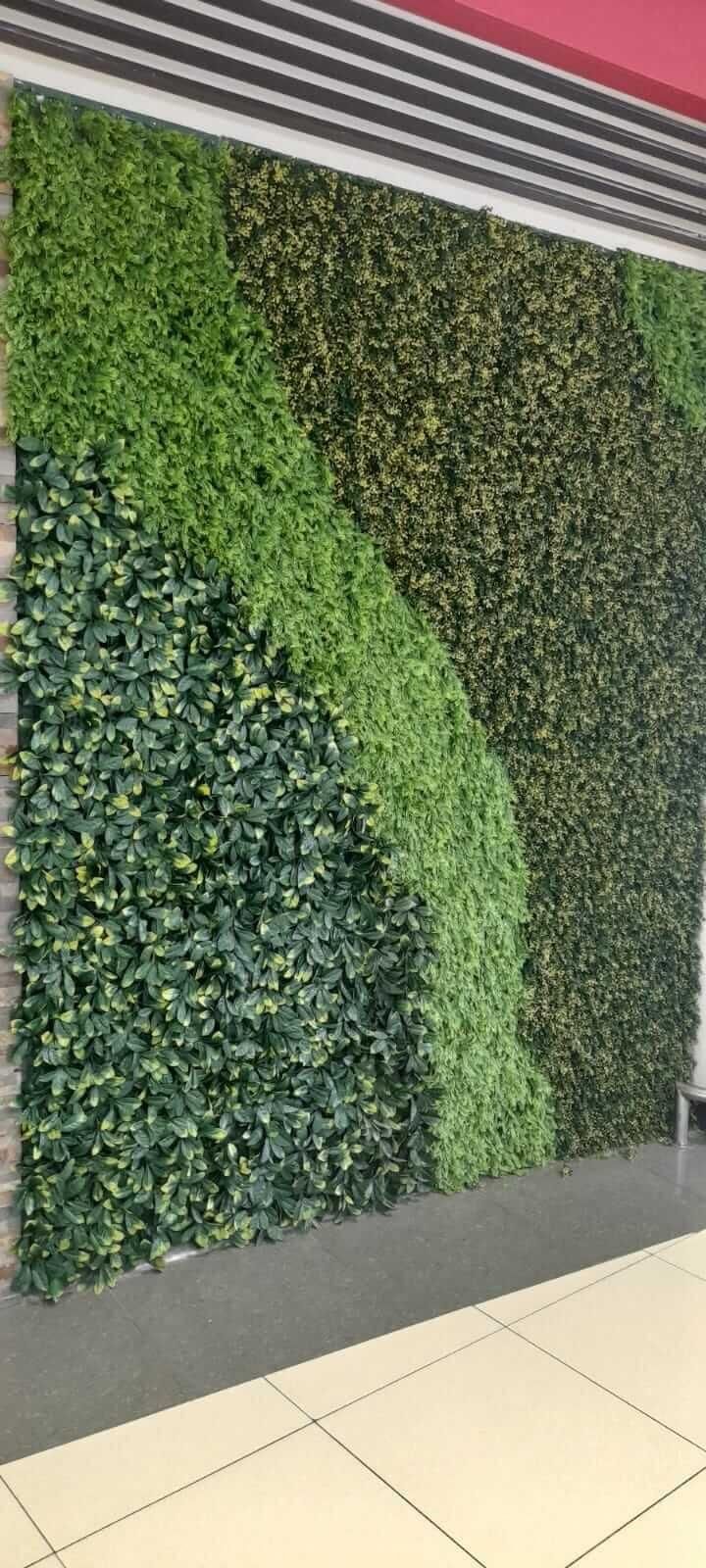 PASTO SINTÉTICO Y FOLLAJE ARTIFICAL