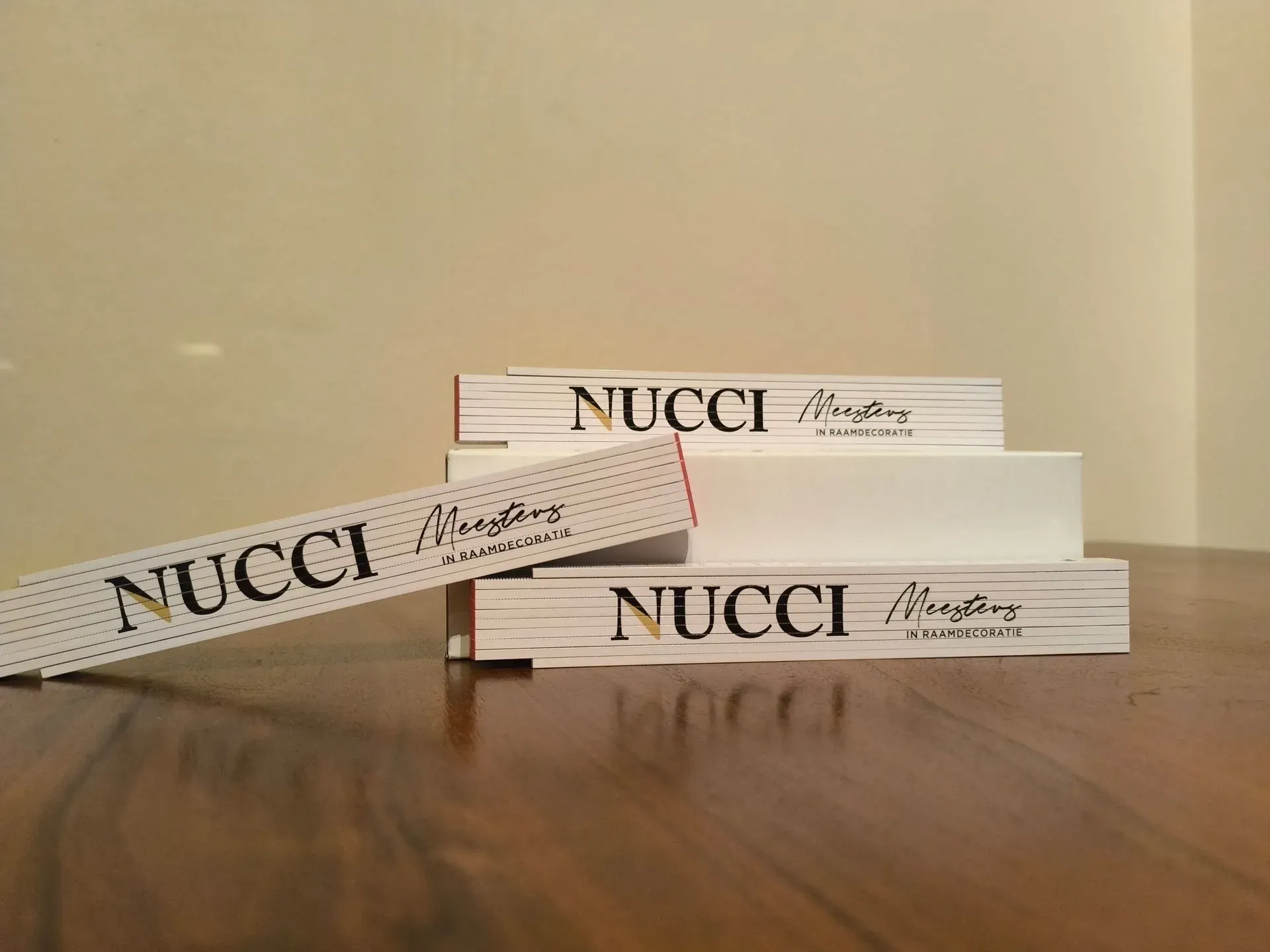Bedrukte vouwmeters gepersonalieerd met het logo van Nucci.