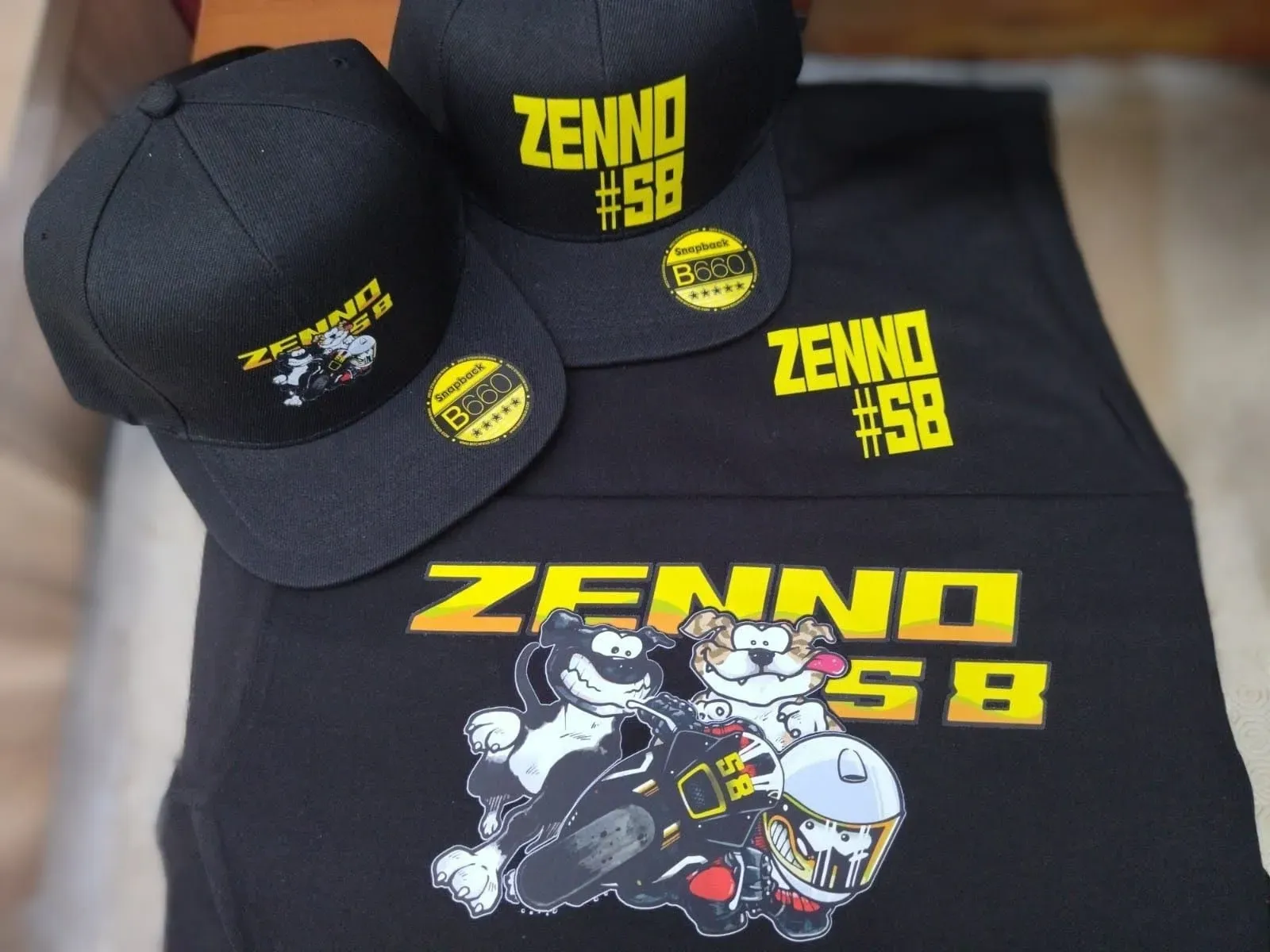 een zwarte t-schirt met zenno # 58 erop