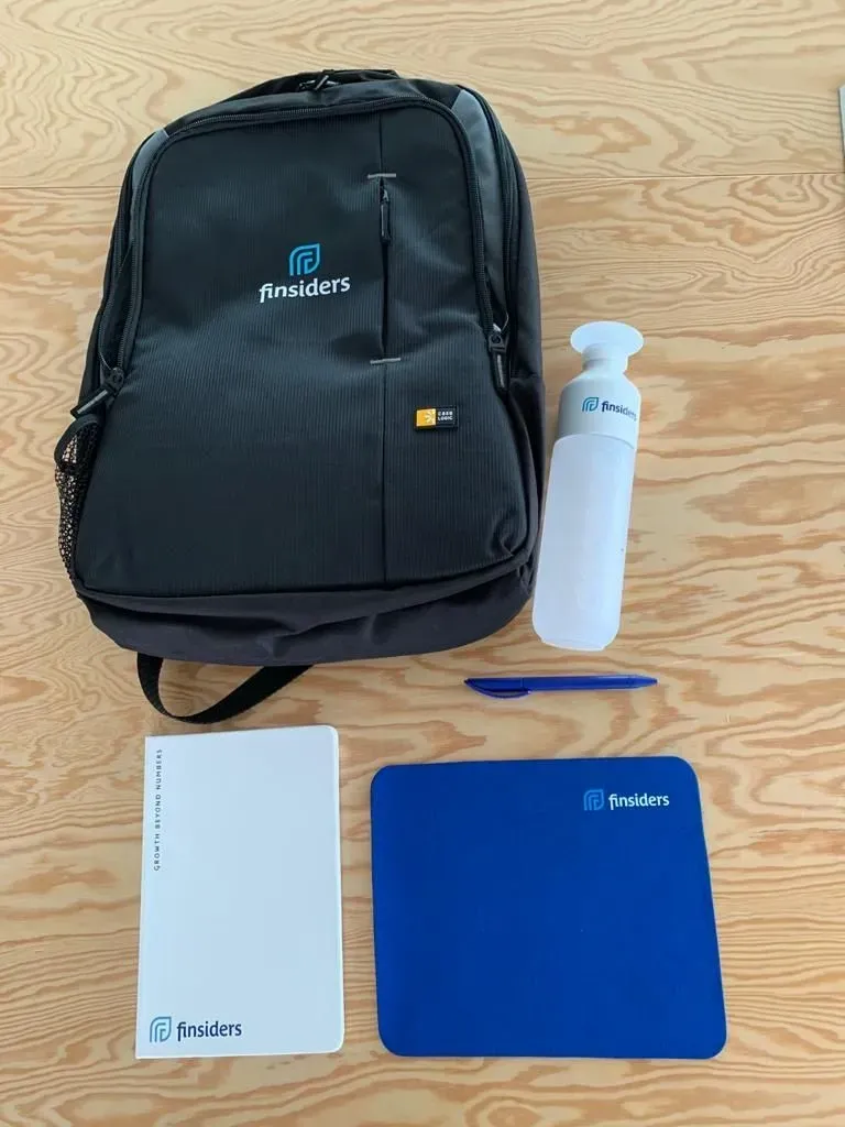 Onboarding pakket voor werknemers. Voorzien van rugzak, drinktas, notitieboek en muismat.