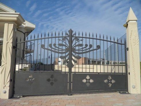 Cancello in ferro decorato con volute decorative