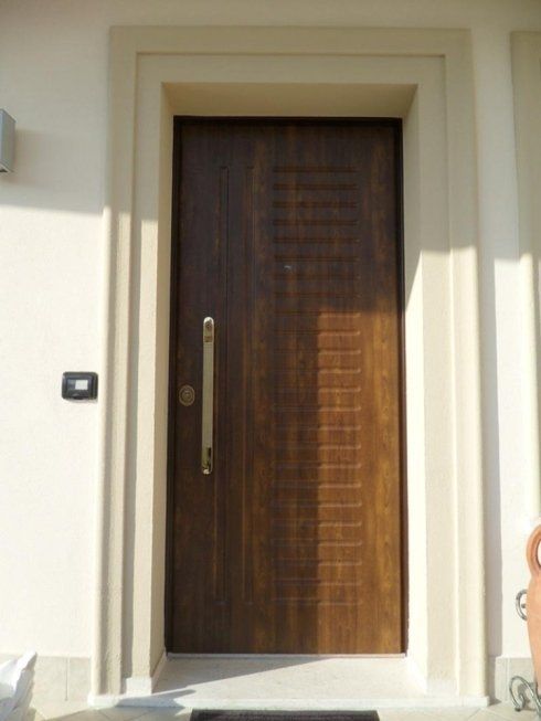 Porta in legno marrone blindata