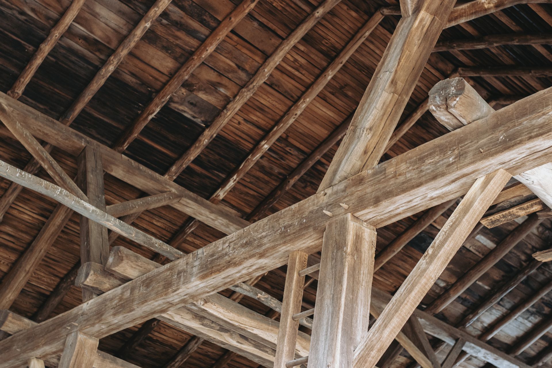 Build a home with an antique barn frame