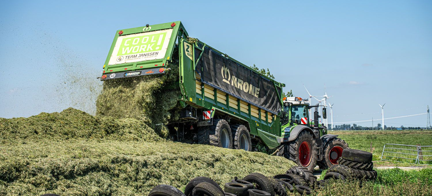 Grassilage mit einem Trecker und Kroneanhänger