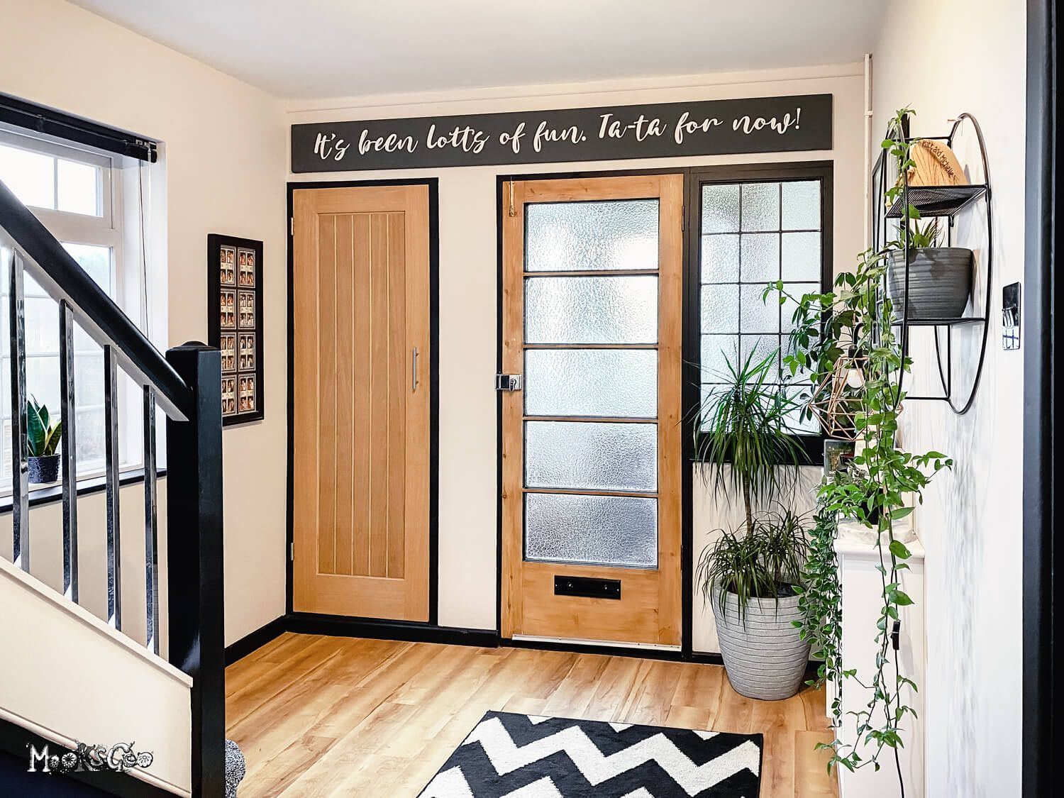 Beautiful, bright and modern hallway inspiration, with natural wood, matt black and white, interior design by MooksGoo