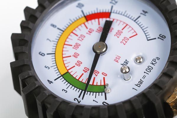 Un primer plano de un manómetro que dice 1 bar = 100 kpa
