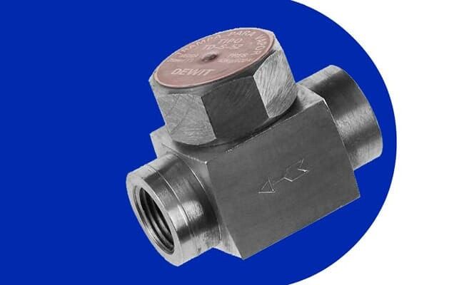 Un primer plano de una válvula de metal sobre un fondo azul