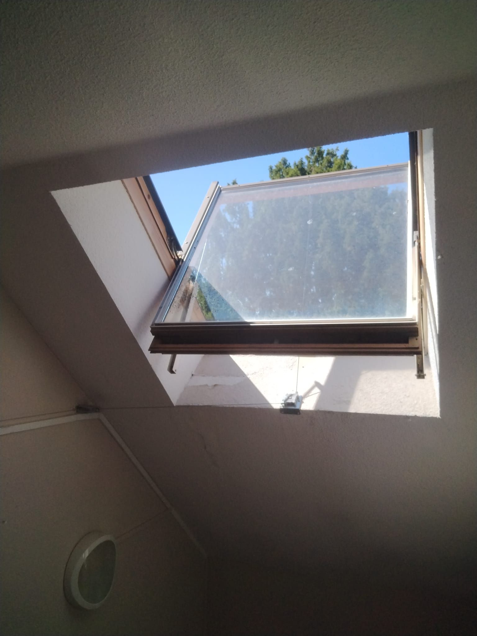 Vérification et entretien d’un système de désenfumage et d’un BAES dans un bâtiment à Clermont-Ferrand.