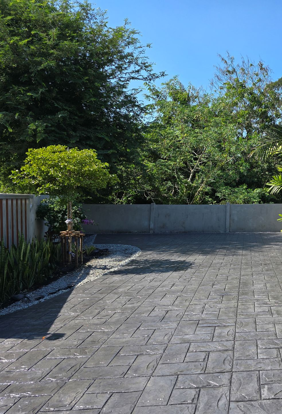 Beautiful Home Landscape - Lee’s Summit, MO - Heartland Fence & Concrete Co.