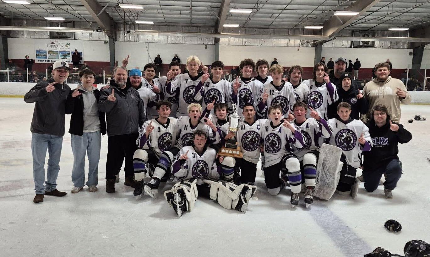 Thunder Bay Elks hockey players on the ice