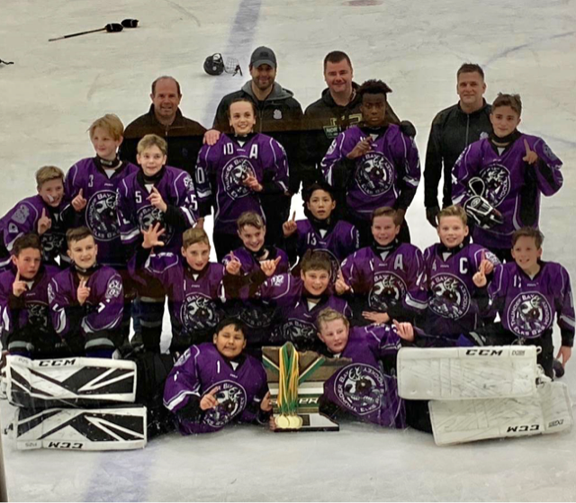 Thunder Bay Elks hockey players on the ice