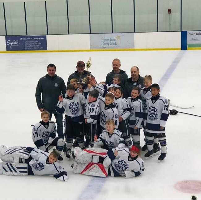 Thunder Bay Elks hockey players on the ice