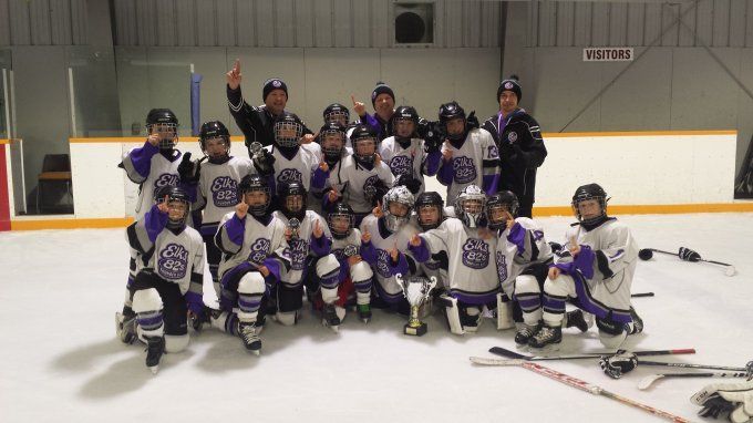 Thunder Bay Elks hockey players on the ice