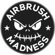 Zwart rond Airbrush Madness-logo met een boos gezicht en sterren in witte tekst.