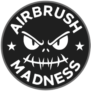 Zwart rond Airbrush Madness-logo met een boos gezicht en sterren in witte tekst.